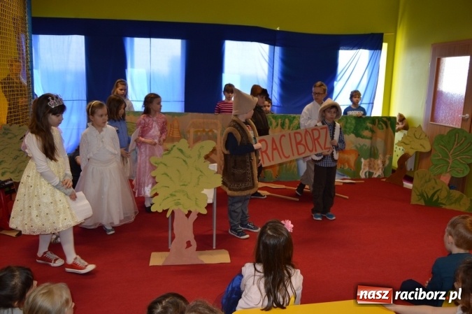 Zdjęcie w galerii na portalu naszraciborz.pl: Uczniowie z Czwórki poszli do Stokrotki z przedstawieniem wiadomości z regionu