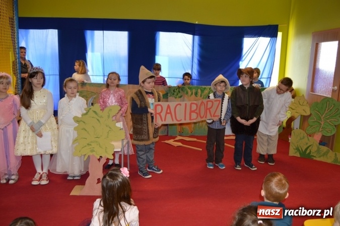 Zdjęcie w galerii na portalu naszraciborz.pl: Uczniowie z Czwórki poszli do Stokrotki z przedstawieniem wiadomości z regionu