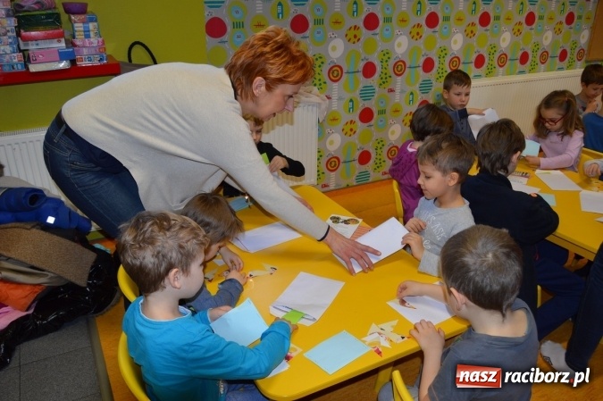 Zdjęcie w galerii na portalu naszraciborz.pl: Uczniowie z Czwórki poszli do Stokrotki z przedstawieniem wiadomości z regionu