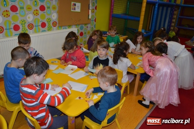 Zdjęcie w galerii na portalu naszraciborz.pl: Uczniowie z Czwórki poszli do Stokrotki z przedstawieniem wiadomości z regionu