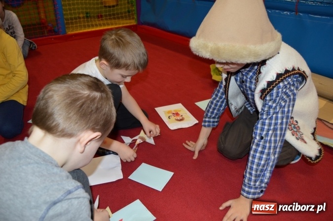 Zdjęcie w galerii na portalu naszraciborz.pl: Uczniowie z Czwórki poszli do Stokrotki z przedstawieniem wiadomości z regionu