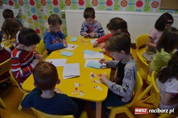 Zdjęcie w galerii na portalu naszraciborz.pl: Uczniowie z Czwórki poszli do Stokrotki z przedstawieniem wiadomości z regionu