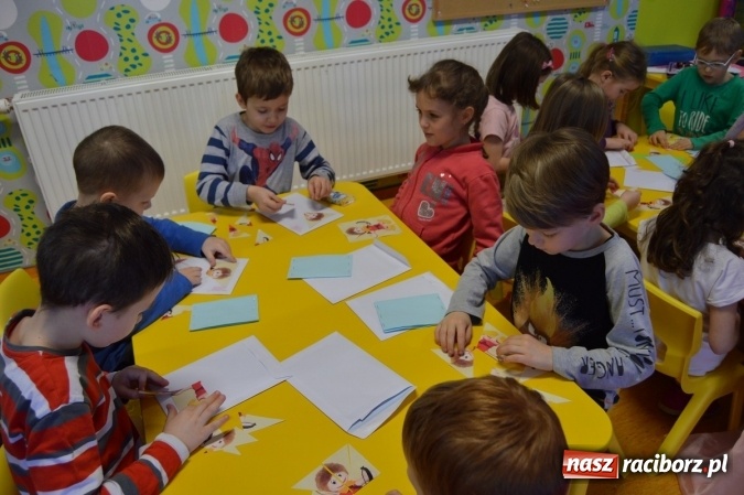 Zdjęcie w galerii na portalu naszraciborz.pl: Uczniowie z Czwórki poszli do Stokrotki z przedstawieniem wiadomości z regionu