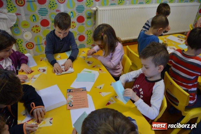 Zdjęcie w galerii na portalu naszraciborz.pl: Uczniowie z Czwórki poszli do Stokrotki z przedstawieniem wiadomości z regionu