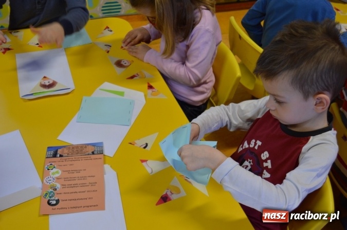 Zdjęcie w galerii na portalu naszraciborz.pl: Uczniowie z Czwórki poszli do Stokrotki z przedstawieniem wiadomości z regionu