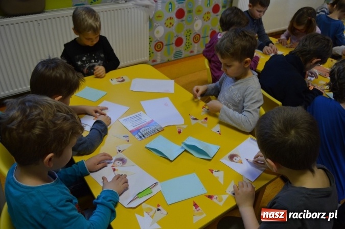 Zdjęcie w galerii na portalu naszraciborz.pl: Uczniowie z Czwórki poszli do Stokrotki z przedstawieniem wiadomości z regionu