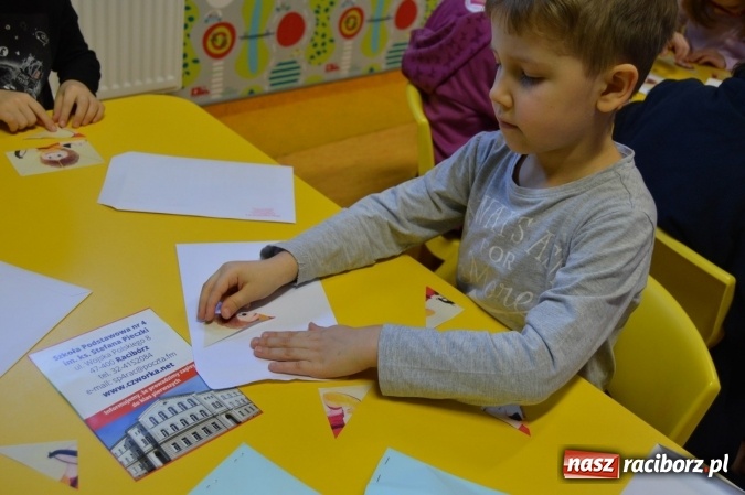 Zdjęcie w galerii na portalu naszraciborz.pl: Uczniowie z Czwórki poszli do Stokrotki z przedstawieniem wiadomości z regionu