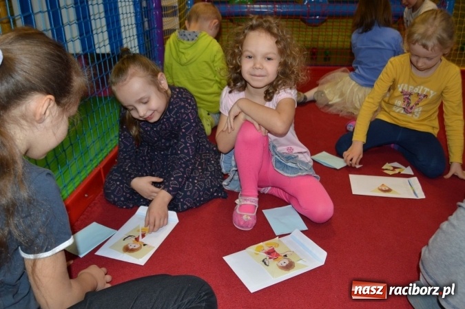 Zdjęcie w galerii na portalu naszraciborz.pl: Uczniowie z Czwórki poszli do Stokrotki z przedstawieniem wiadomości z regionu