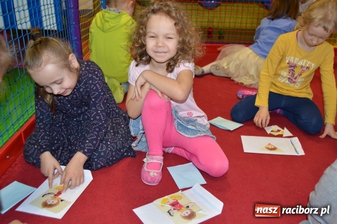 Zdjęcie w galerii na portalu naszraciborz.pl: Uczniowie z Czwórki poszli do Stokrotki z przedstawieniem wiadomości z regionu