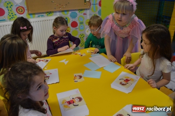 Zdjęcie w galerii na portalu naszraciborz.pl: Uczniowie z Czwórki poszli do Stokrotki z przedstawieniem wiadomości z regionu