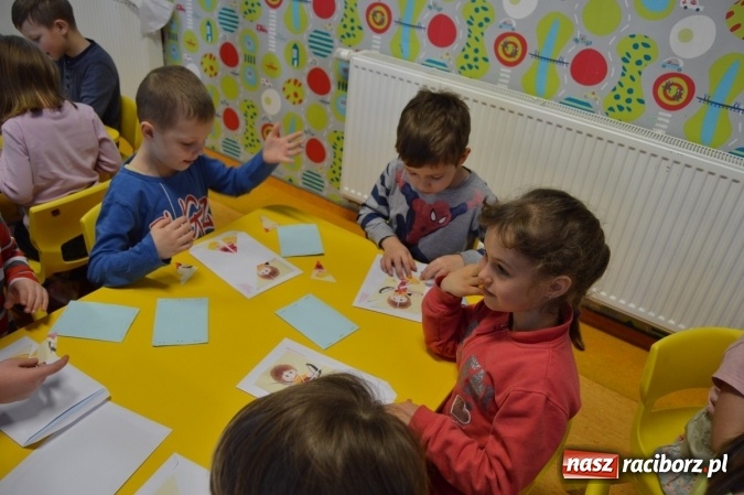 Zdjęcie w galerii na portalu naszraciborz.pl: Uczniowie z Czwórki poszli do Stokrotki z przedstawieniem wiadomości z regionu