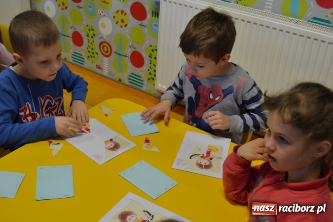Zdjęcie w galerii na portalu naszraciborz.pl: Uczniowie z Czwórki poszli do Stokrotki z przedstawieniem wiadomości z regionu