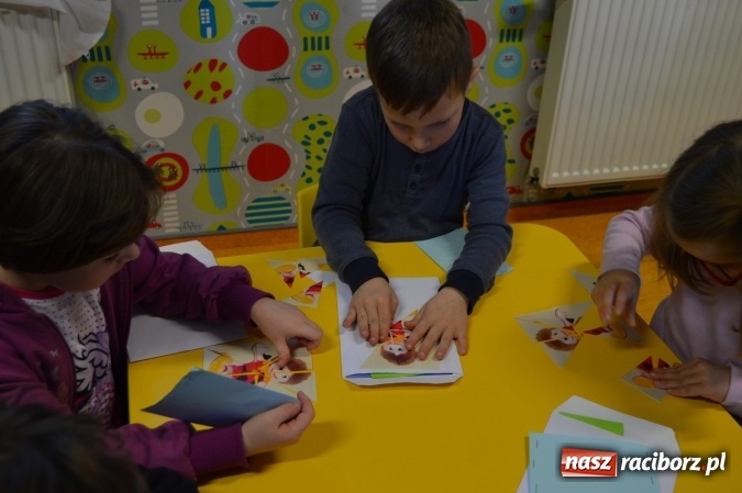 Zdjęcie w galerii na portalu naszraciborz.pl: Uczniowie z Czwórki poszli do Stokrotki z przedstawieniem wiadomości z regionu