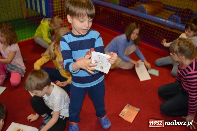 Zdjęcie w galerii na portalu naszraciborz.pl: Uczniowie z Czwórki poszli do Stokrotki z przedstawieniem wiadomości z regionu