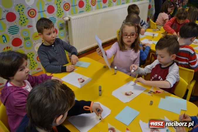 Zdjęcie w galerii na portalu naszraciborz.pl: Uczniowie z Czwórki poszli do Stokrotki z przedstawieniem wiadomości z regionu