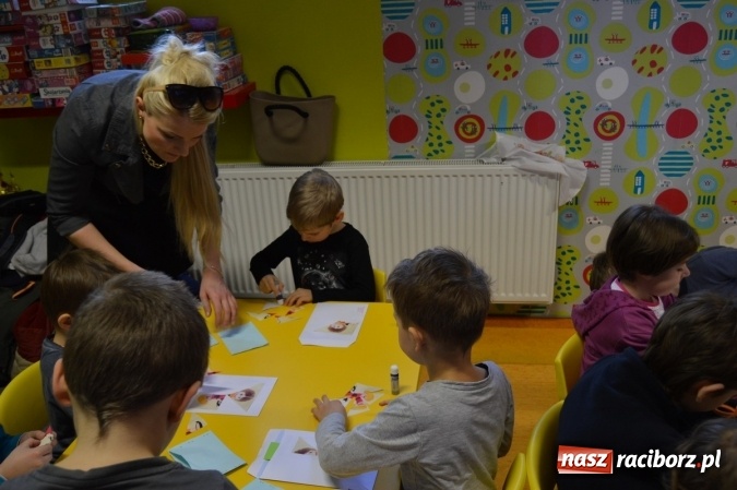 Zdjęcie w galerii na portalu naszraciborz.pl: Uczniowie z Czwórki poszli do Stokrotki z przedstawieniem wiadomości z regionu