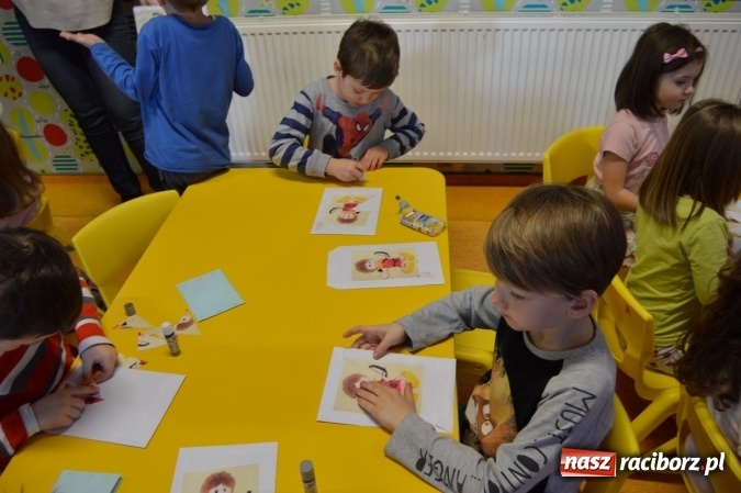 Zdjęcie w galerii na portalu naszraciborz.pl: Uczniowie z Czwórki poszli do Stokrotki z przedstawieniem wiadomości z regionu