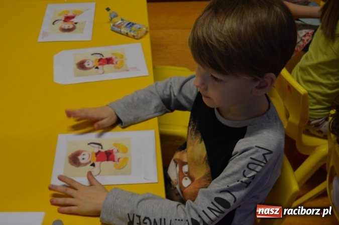 Zdjęcie w galerii na portalu naszraciborz.pl: Uczniowie z Czwórki poszli do Stokrotki z przedstawieniem wiadomości z regionu