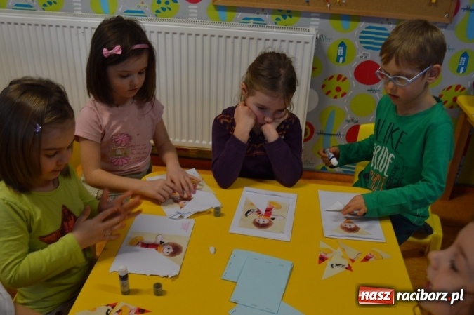 Zdjęcie w galerii na portalu naszraciborz.pl: Uczniowie z Czwórki poszli do Stokrotki z przedstawieniem wiadomości z regionu