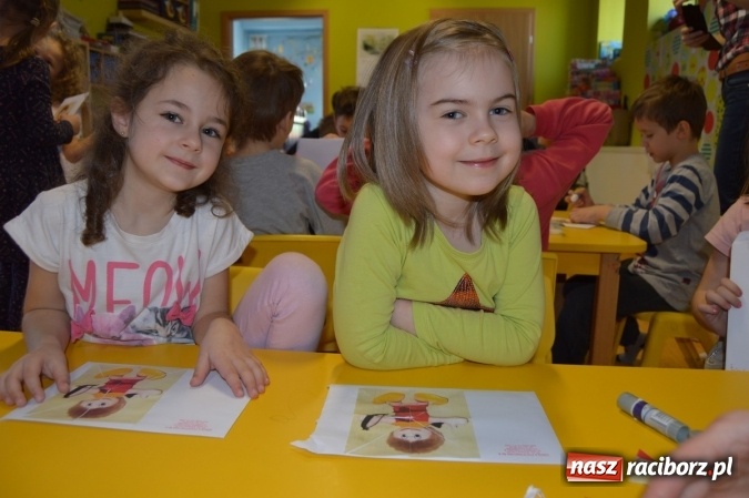 Zdjęcie w galerii na portalu naszraciborz.pl: Uczniowie z Czwórki poszli do Stokrotki z przedstawieniem wiadomości z regionu