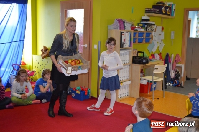 Zdjęcie w galerii na portalu naszraciborz.pl: Uczniowie z Czwórki poszli do Stokrotki z przedstawieniem wiadomości z regionu