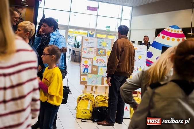 Zdjęcie w galerii na portalu naszraciborz.pl: Słońce jest w każdym człowieku - finał Pól nadziei w Galerii Auchan wiadomości z regionu