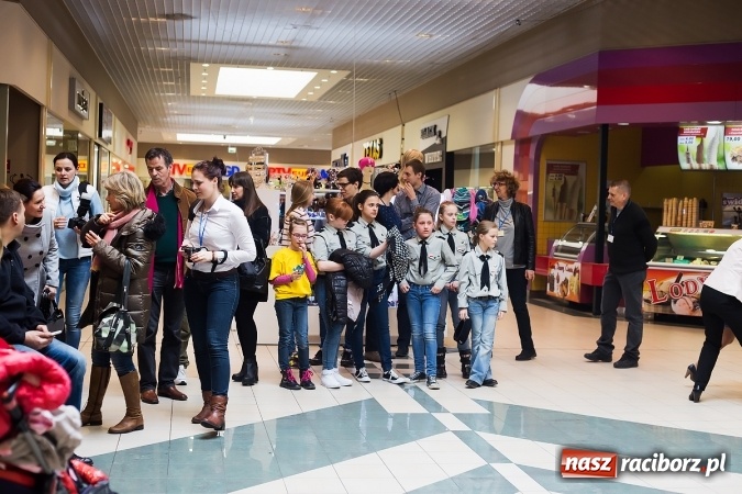 Zdjęcie w galerii na portalu naszraciborz.pl: Słońce jest w każdym człowieku - finał Pól nadziei w Galerii Auchan wiadomości z regionu