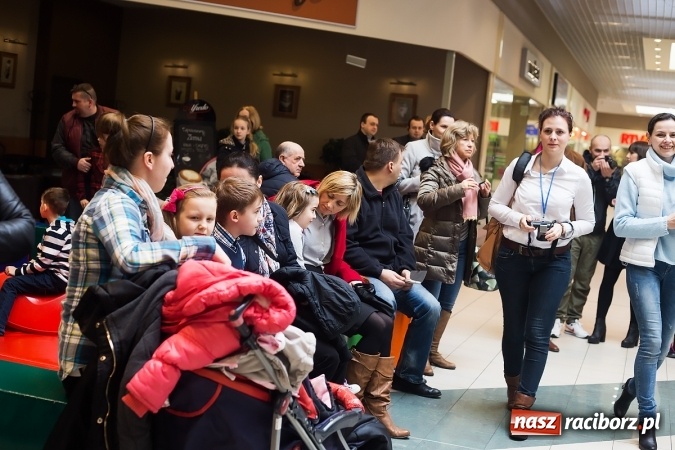 Zdjęcie w galerii na portalu naszraciborz.pl: Słońce jest w każdym człowieku - finał Pól nadziei w Galerii Auchan wiadomości z regionu