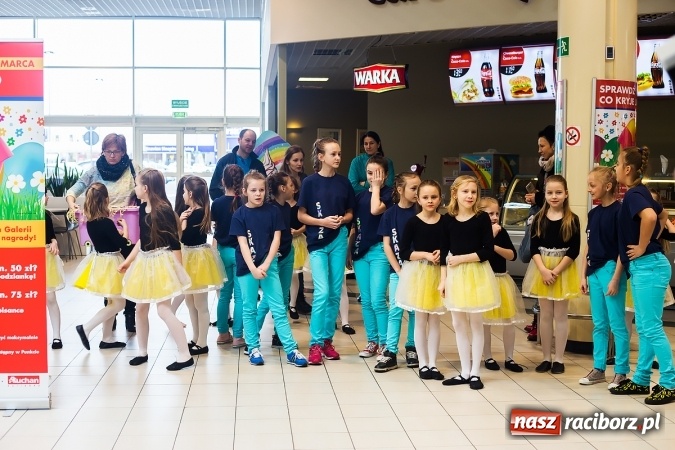 Zdjęcie w galerii na portalu naszraciborz.pl: Słońce jest w każdym człowieku - finał Pól nadziei w Galerii Auchan wiadomości z regionu