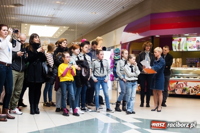 Zdjęcie w galerii na portalu naszraciborz.pl: Słońce jest w każdym człowieku - finał Pól nadziei w Galerii Auchan wiadomości z regionu