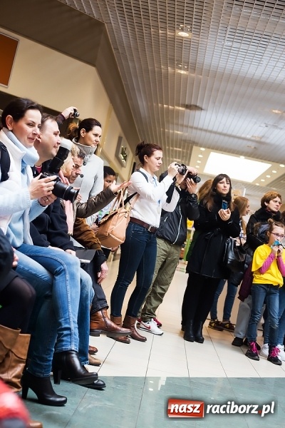 Zdjęcie w galerii na portalu naszraciborz.pl: Słońce jest w każdym człowieku - finał Pól nadziei w Galerii Auchan wiadomości z regionu