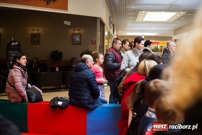 Zdjęcie w galerii na portalu naszraciborz.pl: Słońce jest w każdym człowieku - finał Pól nadziei w Galerii Auchan wiadomości z regionu
