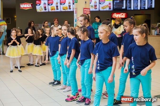 Zdjęcie w galerii na portalu naszraciborz.pl: Słońce jest w każdym człowieku - finał Pól nadziei w Galerii Auchan wiadomości z regionu