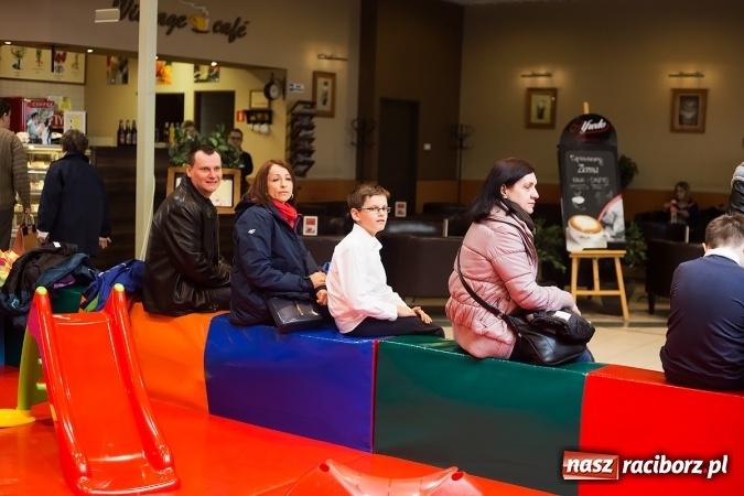 Zdjęcie w galerii na portalu naszraciborz.pl: Słońce jest w każdym człowieku - finał Pól nadziei w Galerii Auchan wiadomości z regionu