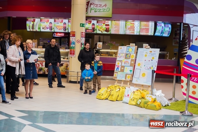Zdjęcie w galerii na portalu naszraciborz.pl: Słońce jest w każdym człowieku - finał Pól nadziei w Galerii Auchan wiadomości z regionu
