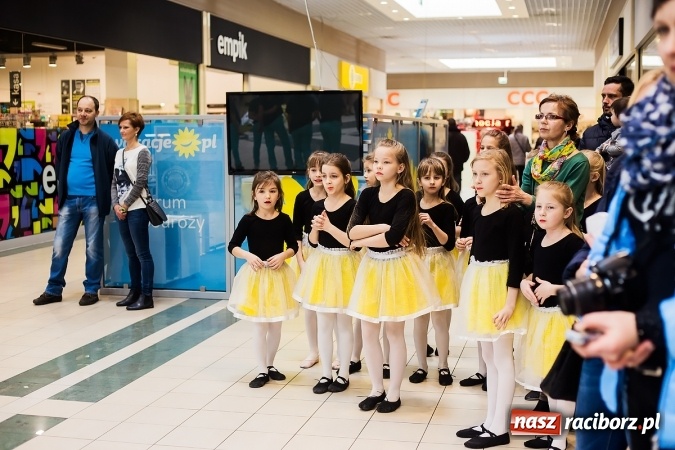 Zdjęcie w galerii na portalu naszraciborz.pl: Słońce jest w każdym człowieku - finał Pól nadziei w Galerii Auchan wiadomości z regionu