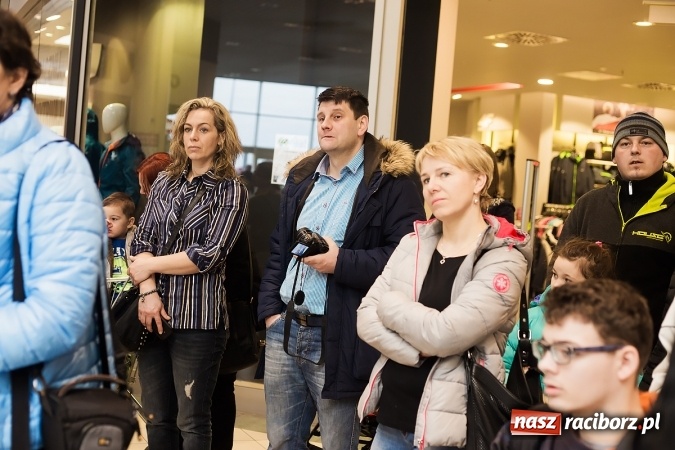 Zdjęcie w galerii na portalu naszraciborz.pl: Słońce jest w każdym człowieku - finał Pól nadziei w Galerii Auchan wiadomości z regionu