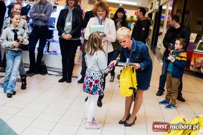 Zdjęcie w galerii na portalu naszraciborz.pl: Słońce jest w każdym człowieku - finał Pól nadziei w Galerii Auchan wiadomości z regionu