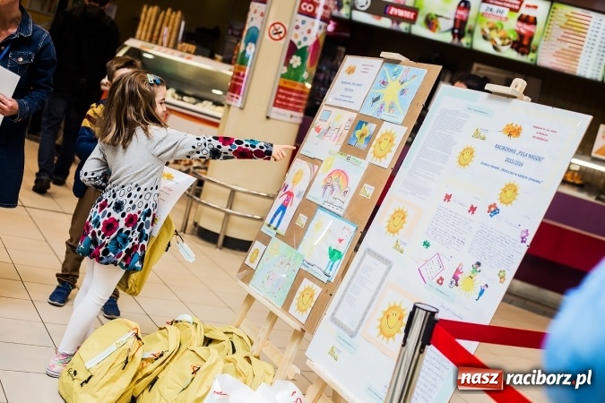 Zdjęcie w galerii na portalu naszraciborz.pl: Słońce jest w każdym człowieku - finał Pól nadziei w Galerii Auchan wiadomości z regionu