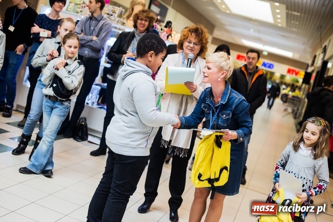 Zdjęcie w galerii na portalu naszraciborz.pl: Słońce jest w każdym człowieku - finał Pól nadziei w Galerii Auchan wiadomości z regionu