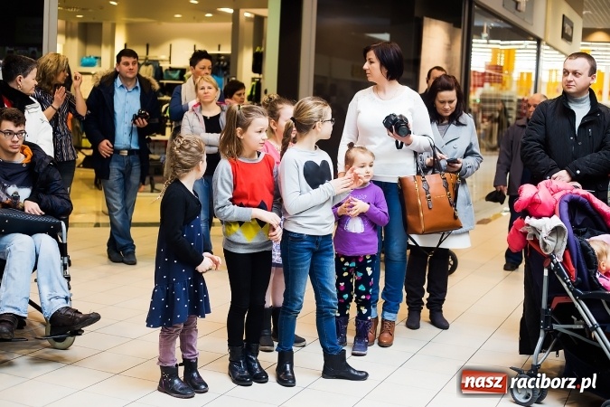 Zdjęcie w galerii na portalu naszraciborz.pl: Słońce jest w każdym człowieku - finał Pól nadziei w Galerii Auchan wiadomości z regionu
