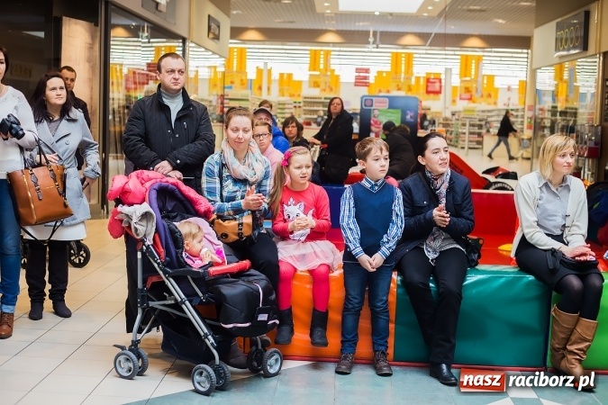 Zdjęcie w galerii na portalu naszraciborz.pl: Słońce jest w każdym człowieku - finał Pól nadziei w Galerii Auchan wiadomości z regionu