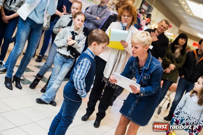 Zdjęcie w galerii na portalu naszraciborz.pl: Słońce jest w każdym człowieku - finał Pól nadziei w Galerii Auchan wiadomości z regionu