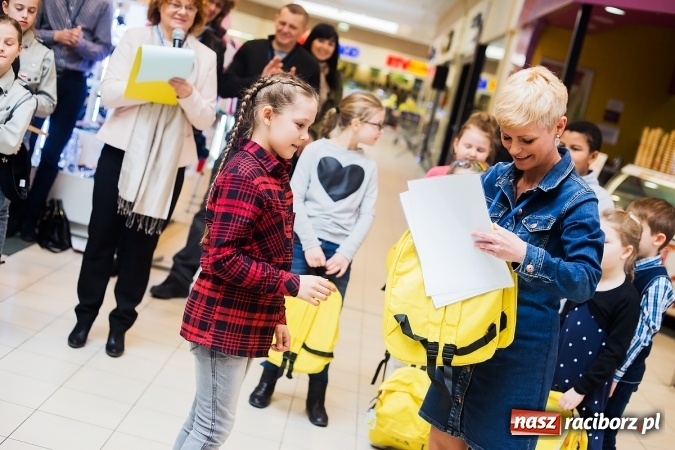 Zdjęcie w galerii na portalu naszraciborz.pl: Słońce jest w każdym człowieku - finał Pól nadziei w Galerii Auchan wiadomości z regionu