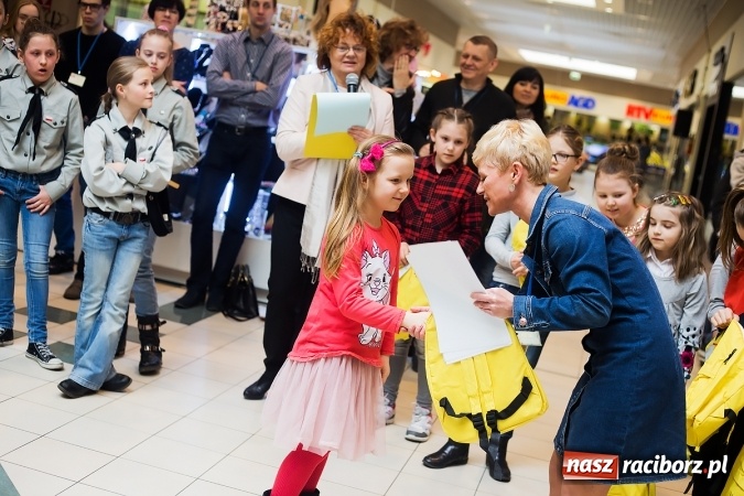 Zdjęcie w galerii na portalu naszraciborz.pl: Słońce jest w każdym człowieku - finał Pól nadziei w Galerii Auchan wiadomości z regionu