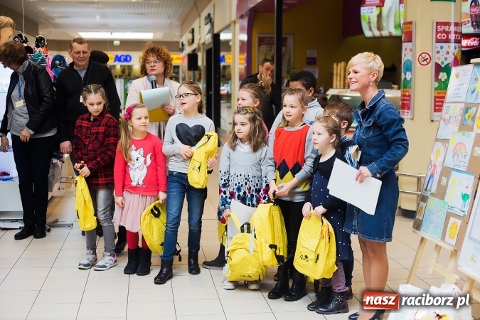 Zdjęcie w galerii na portalu naszraciborz.pl: Słońce jest w każdym człowieku - finał Pól nadziei w Galerii Auchan wiadomości z regionu