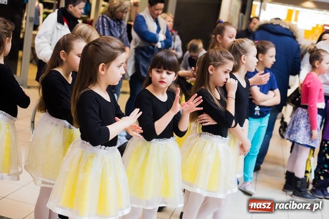 Zdjęcie w galerii na portalu naszraciborz.pl: Słońce jest w każdym człowieku - finał Pól nadziei w Galerii Auchan wiadomości z regionu