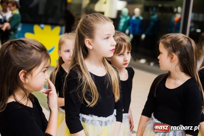 Zdjęcie w galerii na portalu naszraciborz.pl: Słońce jest w każdym człowieku - finał Pól nadziei w Galerii Auchan wiadomości z regionu