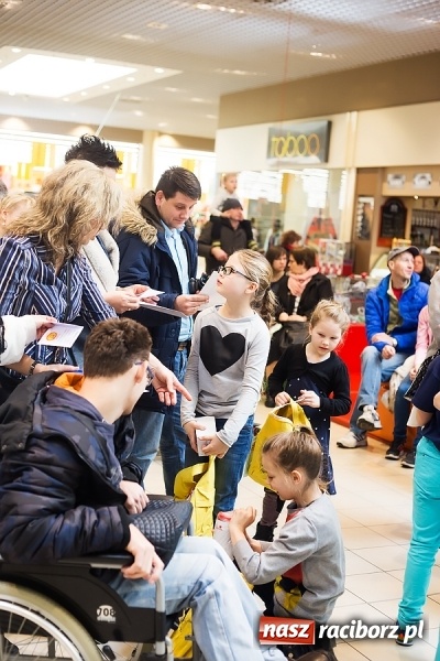 Zdjęcie w galerii na portalu naszraciborz.pl: Słońce jest w każdym człowieku - finał Pól nadziei w Galerii Auchan wiadomości z regionu