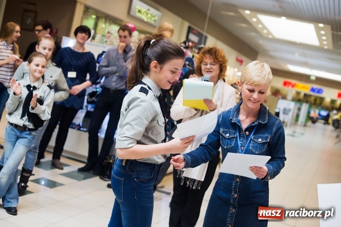 Zdjęcie w galerii na portalu naszraciborz.pl: Słońce jest w każdym człowieku - finał Pól nadziei w Galerii Auchan wiadomości z regionu